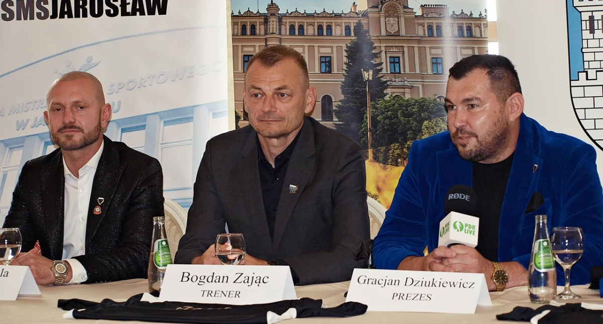 Przed sezonem władze Jarosławskiego Klubu Sportowego postawiły sobie bardzo ambitny cel: awans do III ligi. Jak najbardziej słusznie, bo najgorsza jest stagnacja i gra, aby... grać. Od lewej: wiceprezes klubu Michał Cebula, trener JKS-u Bogdan Zając, prezes klubu Gracjan Dziukiewicz. Fot. Mariusz Godos