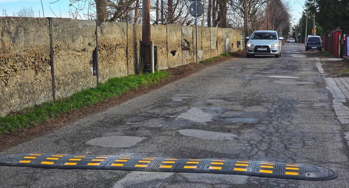 Montaż progów zwalniających na ulicy Elektrownianej miasto obiecało jeszcze w listopadzie ub. r. I słowa dotrzymało, w grudniu w uzgodnionych lokalizacjach pojawiły się trzy spowalniacze ruchu. Mieszkający tu mają nadzieję, że ostudzą one zapędy kierowców./ FOT. FB J. Litwiak