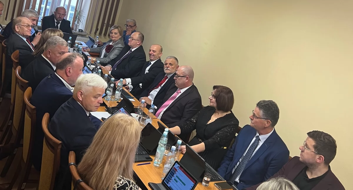 Na sesji 20 grudnia radni powiatowi pochylili się nad budżetem na 2025 rok. Przewidywany deficyt, jaki pojawi się w związku z różnicą w dochodach i wydatkach, ma wynieść 5 mln 311 tys. 471, 71 zł. Wynika on z kontynuacji już rozpoczętych zadań inwestycyjnych, jak i planowanych w tym roku nowych przedsięwzięć./ FOT. Starostwo Powiatowe w Przemyślu