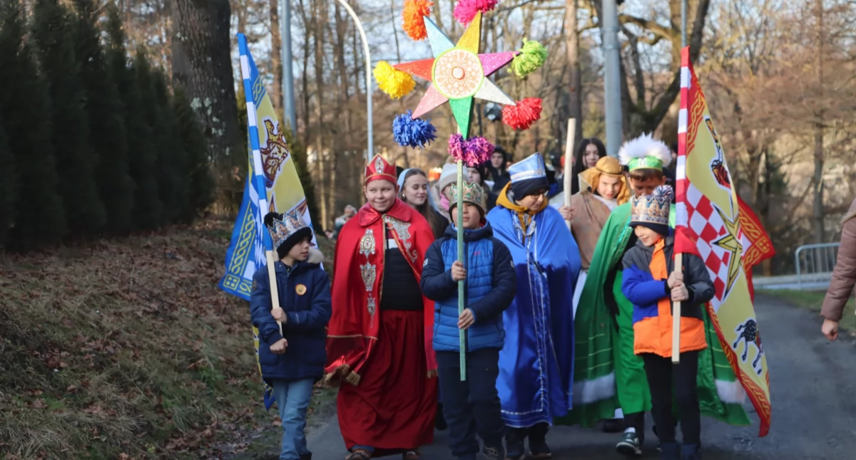 Tradycyjnie, jak co roku, 6 stycznia Orszak Trzech Króli przemaszerował m.in. ulicami Birczy./ FOT. GOKSiT