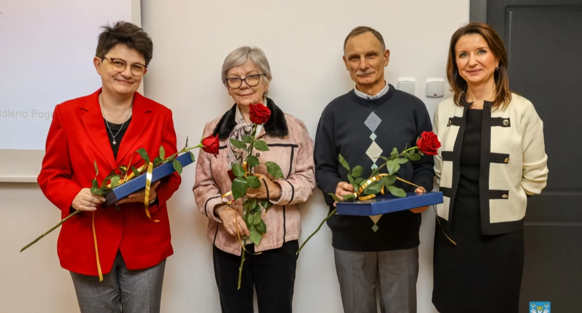 Odznaczona Teresa Pado (druga od lewej) – przez blisko 30 lat (1974 – 2003) pełniąca w przeworskim szpitalu funkcję naczelnej pielęgniarki oraz dr Ewa Orzech-Janusz (od ponad 18 lat kierownik oddziału geriatrii), Leszek Jasnosz (wieloletni pracownik Działu Technicznego) i dyrektor SP ZOZ w Przeworsku Magdalena Pogroszewska.