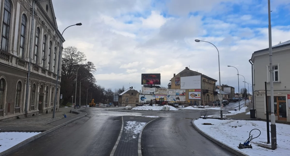 Od teraz rondo u zbiegu ulic 3 Maja, Hetmana Jana Tarnowskiego i placu Mickiewicza nosi nazwę Księdza Doktora Franciszka Rząsy./ FOT. U. Gielo