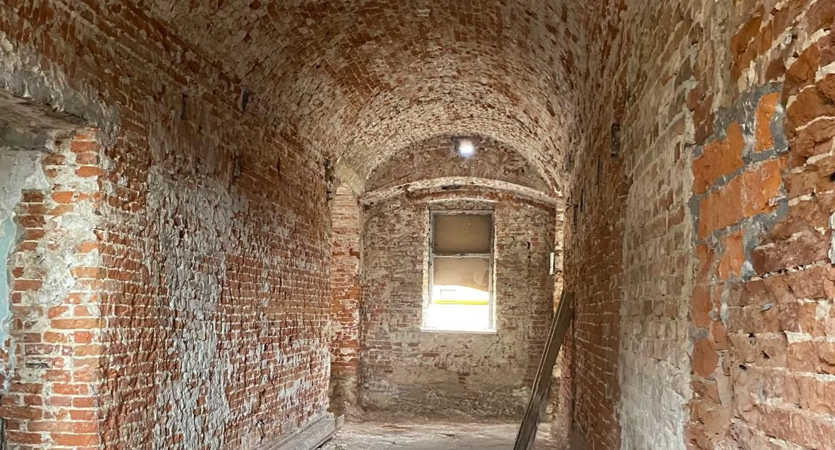 „W naszym projekcie cegła odgrywa kluczową rolę. Gdzie tylko to możliwe, będziemy ją oczyszczać, aby przywrócić jej dawny blask i podkreślić historyczny urok wnętrz” – można przeczytać w „Dzienniku budowy”. Fot. FB/Hotel Fortress