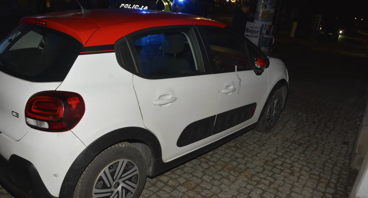 Kierująca citroenem swój rajd rozpoczęła od ulicy Ratuszowej, wjeżdżając na przejście dla pieszych i chodnik koło baru Rubin. Po drodze staranowała rower, jeden z potykaczy. Przejechała obok pizzerii Galicyjskiej, narożnej apteki, kierując się w stronę przejścia dla pieszych przy ulicy Słowackiego, tuż obok piekarni Kłos.  Fot. KMP Przemyśl