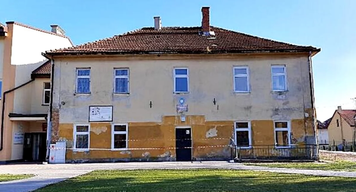 Ten budynek pierwotnie był dworem w Huwnikach, spalonym w 1946 r. przez bandy UPA. Potem został odbudowany. Funkcje oświatowe pełnił od lat 50. XX wieku. Fot. UG Fredropol