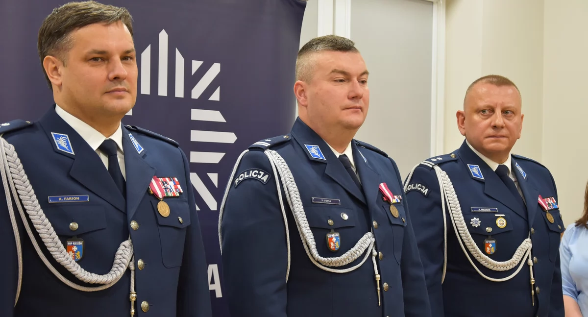 Od lewej: nowy komendant powiatowy policji w Lubaczowie młodszy inspektor Krzysztof Farion, I zastępca komendanta wojewódzkiego policji w Rzeszowie podinspektor Piotr Stępka oraz ustępujący komendant lubaczowskiej jednostki młodszy inspektor Artur Wasiuta, który został szefem Komendy Powiatowej Policji w Nisku. Fot. Starostwo Powiatowe w Lubaczowie