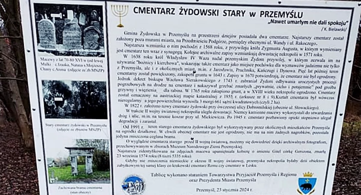 Członkowie Towarzystwa Przyjaciół Przemyśla i Regionu opracowali i zamontowali tablice informacyjne w trzech językach przy bramie zapomnianego i zdewastowanego starego cmentarza żydowskiego przy ulicy Rakoczego w Przemyślu. Fot. TPPiR
