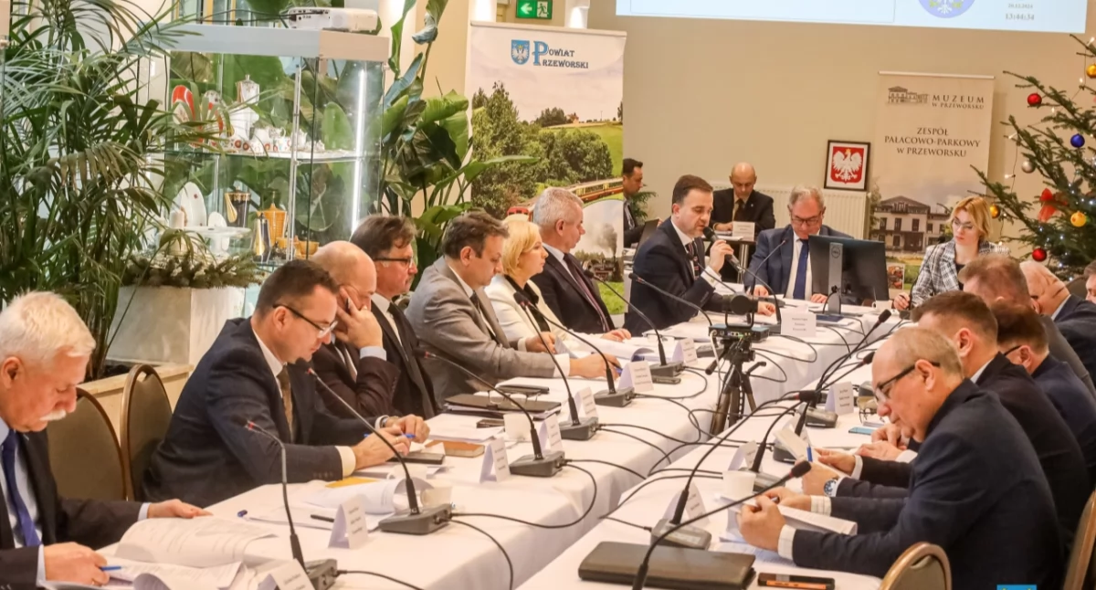 – Ekonomiści samorządowi przyjmują z reguły, że jeśli 10 proc. budżetu danego samorządu przeznacza się na inwestycje, to znaczy, że taki samorząd się rozwija. Na 2025 rok my założyliśmy na nie aż 36 proc. budżetu, a to jeszcze nie koniec – wyrażał zadowolenie z nakreślonych planów finansowych starosta D. Łapa./ FOT. Starostwo Powiatowe w Przeworsku