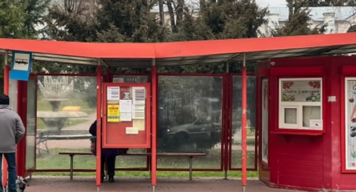 Wiata ma chronić od deszczu i wiatru, tymczasem w tym przypadku tak nie jest – narzekają pasażerowie oczekujący na połączenie autobusowe na przystanku w Rynku./ FOT. ZW