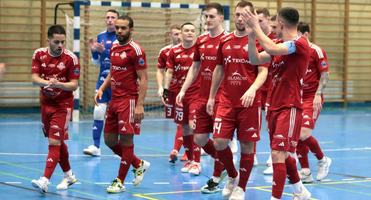 Przemyślan już jutro czeka hitowe, niezwykle trudne, rewanżowe starcie w mistrzem Polski Rekordem Bielsko-Biała. Niestety, nie wszyscy przemyscy kibice obejrzą go na żywo, mecz bowiem rozegrany zostanie w hali sportowej hotelu w Arłamowie. Fot. Dreman Opole Komprachcice