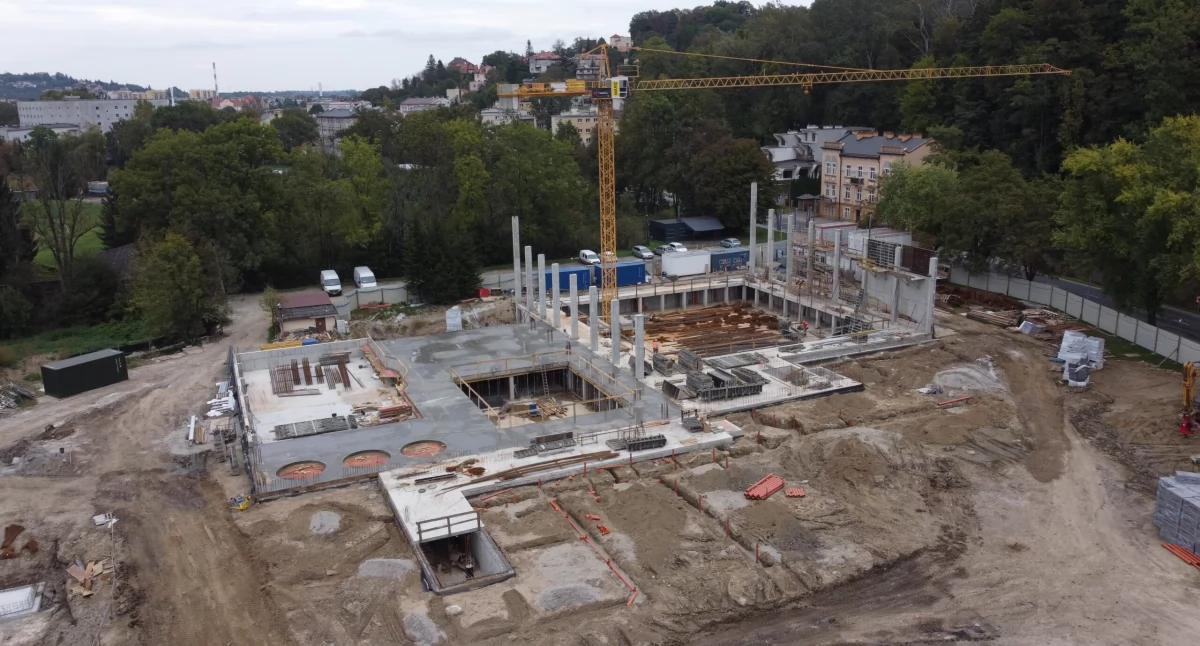 „Obecnie prace konstrukcyjne są już na wysokim stopniu zaawansowania, a kompleks systematycznie nabiera kształtów. Będzie to jeden z największych i najnowocześniejszych obiektów tego typu w Polsce południowo-wschodniej” – możemy przeczytać w „Dzienniku budowy” na stronie krakowskiej spółki. Fot. Texom