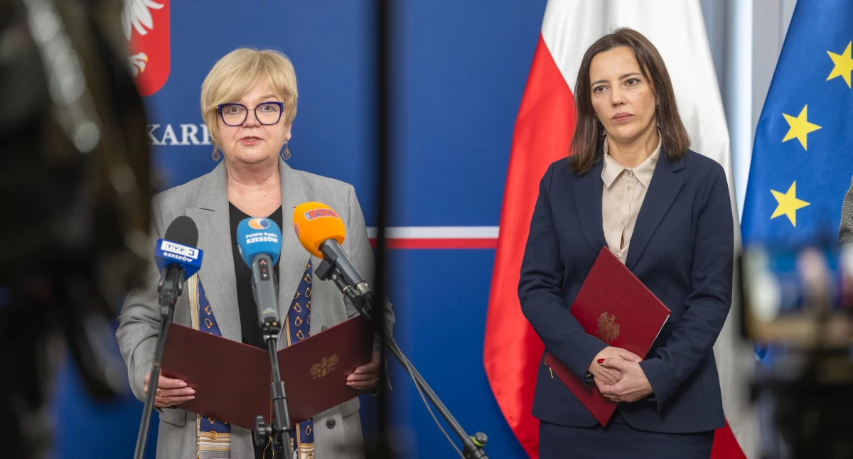 – W porównaniu do poprzednich lat, w tym zyskaliśmy zdecydowanie największą kwotę – powiedziała podczas dzisiejszej (17 stycznia br.) konferencji prasowej wojewoda podkarpacka Teresa Kubas-Hul (z lewej). Fot. Jerzy Żygadło/PUW Rzeszów