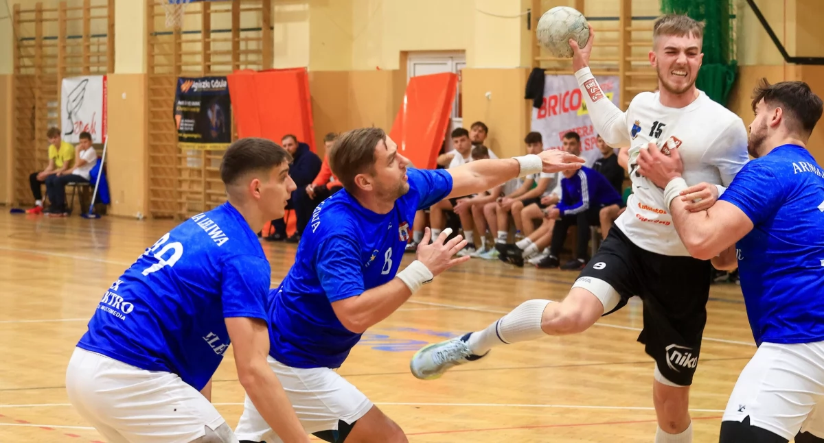 Igor Mróz (z piłką) z kolegami z zespołu meczu w Ostrowcu Świętokrzyskim nie zaliczą do udanych. Trzeba o nim jak najszybciej zapomnieć. Fot. SRS Przemyśl