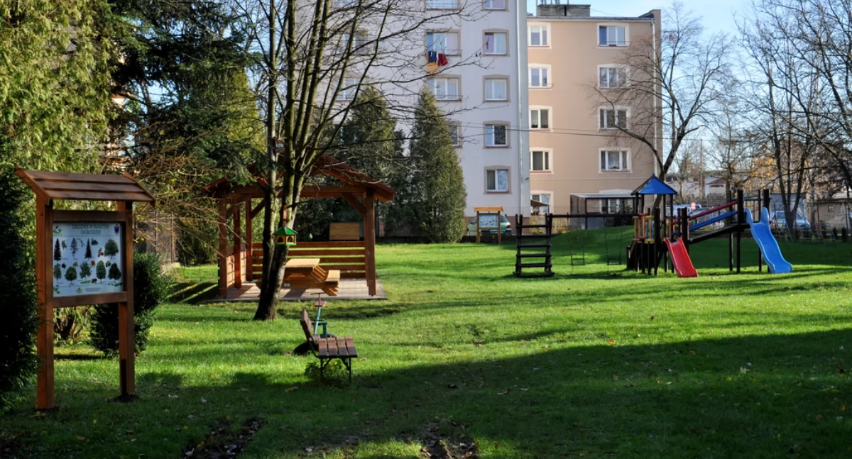 Przedszkole Miejskie nr 4 „Zielony Zakątek” przy ul. Szymanowskiego jest jednym z najmniejszych w mieście. Funkcjonują w nim dwa oddziały. Mieści się w kamienicy, która znajduje się w zasobach miejskich o łącznej powierzchni 112 m kw. Sale dydaktyczne są niewielkie, brakuje pomieszczeń do indywidualnej pracy z dzieckiem. Z ekspertyzy technicznej wynika, że budynek wymaga pilnego remontu. Fot. UM Przemyśl