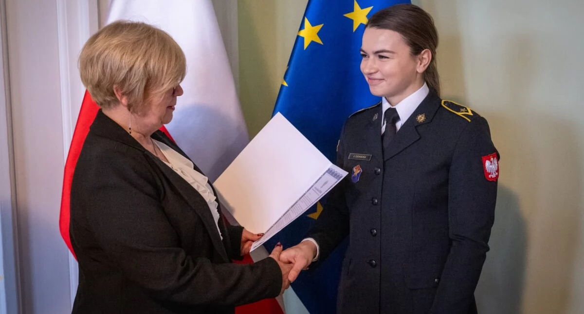 Młodsza aspirant Justyna Cichocka z Komendy Miejskiej Państwowej Straży Pożarnej w Przemyślu została nagrodzona przez wojewodę podkarpackiego Teresę Kubas-Hul podczas specjalnego spotkania w Podkarpackim Urzędzie Wojewódzkim w Rzeszowie. Fot. PUW Rzeszów
