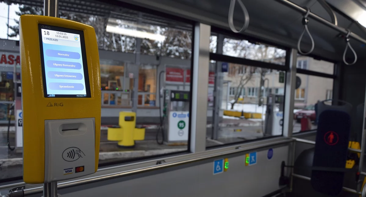 Od teraz możemy kupić bilet na przejazd autobusem MZK w kasowniku umieszczonym w środkowej części autobusu (oznakowany kolorem żółtym). Można to zrobić za pomocą karty płatniczej lub smartfona czy smartwatcha. To duże ułatwienie dla pasażerów./ FOT. UM Przemyśl