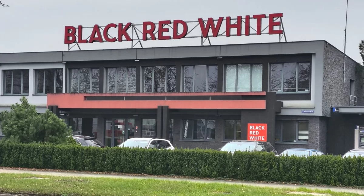 Zarząd Spółki Black Red White w Biłgoraju podjął decyzję o przeprowadzeniu zwolnienia grupowego. Ma nim być objętych około 350 osób, w tym 220 osób z Zakładu Produkcyjnego w Przeworsku. Dla wielu pracowników z 20- czy nawet 30-letnim stażem w zakładzie będzie to koniec pewnej historii. Z firmą są związani emocjonalnie./ FOT. ZW