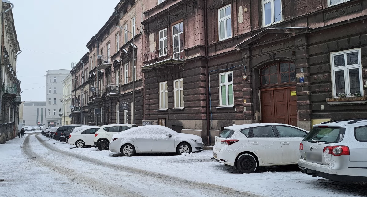 Pomysłowy sposób na zaklepanie sobie wolnego miejsca parkingowego można było obserwować na ulicy Smolki niemal nagminnie./ FOT. U. Gielo