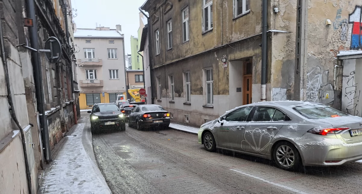 Ulica Basztowa przy wylocie do Słowackiego jest bardzo wąska i bardzo ciężko się tam wyminąć. Wprowadzenie na niej jednego kierunku ruchu mogłoby ten problem rozwiązać./ FOT. U. Gielo