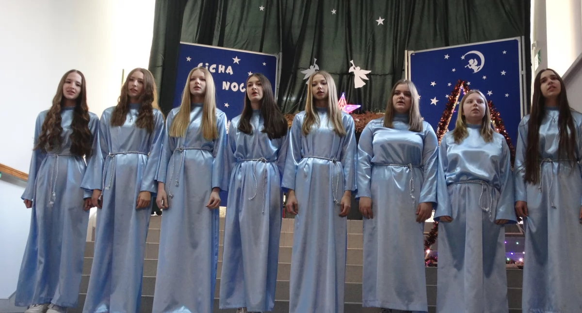 Swoją cegiełkę dla Wiktorii dorzuciła też społeczność Szkoły Podstawowej w Krzywczy oraz Babic. Jasełka połączone ze zbiórką pieniędzy na operację nastolatki oraz kiermaszem słodkości okazały się strzałem w dziesiątkę./ FOT. SP w Krzywczy