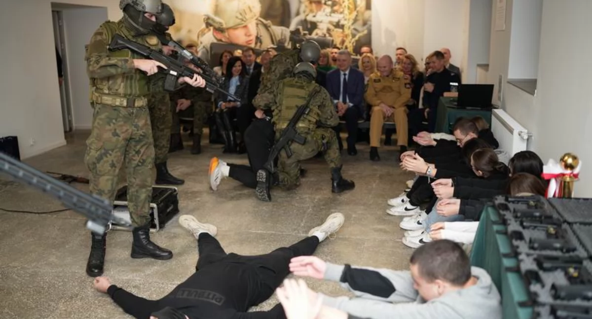 Podczas otwarcia nowego obiektu uczniowie klas mundurowych zaprezentowali  zasady postępowania w sytuacji zakładniczej. / FOT. Starostwo Powiatowe w Jarosławiu
