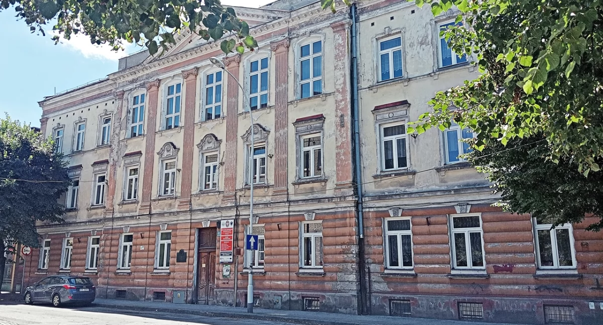 Najprawdopodobniej od 1 września 2027 r. uczniowie Zespołu Szkół Elektronicznych i Ogólnokształcących im. prof. Janusza Groszkowskiego będą się uczyć w nowej siedzibie. Z kultowych budynków przy ulicy Kilińskiego 10 przeniosą się na ulicę Dworskiego 100. Fot. Mariusz Godos