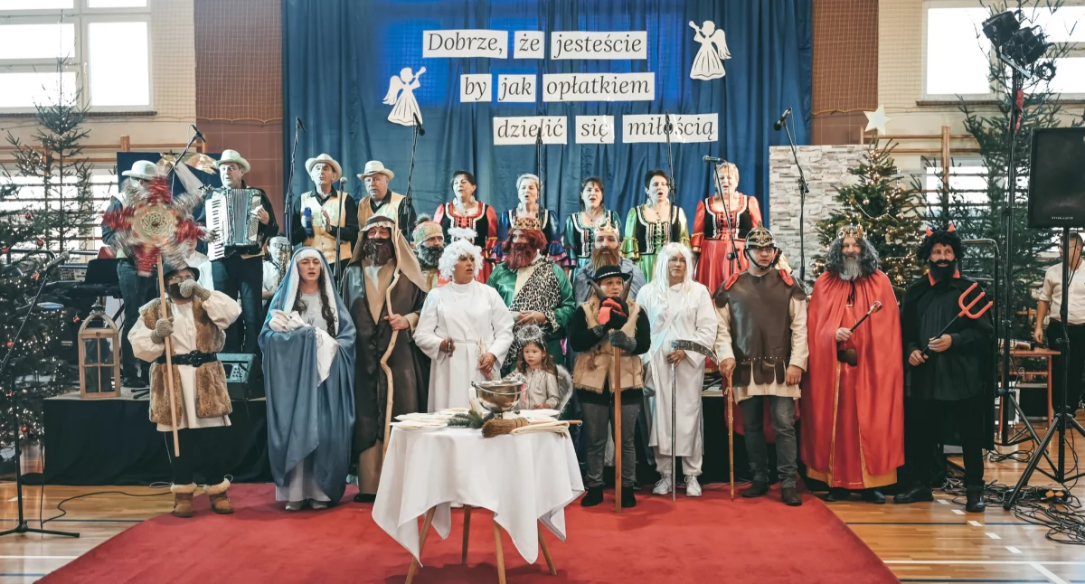 Wystepy artystyczne lokalnych zespołów ubogacały świętowanie. Fot. Caritas 