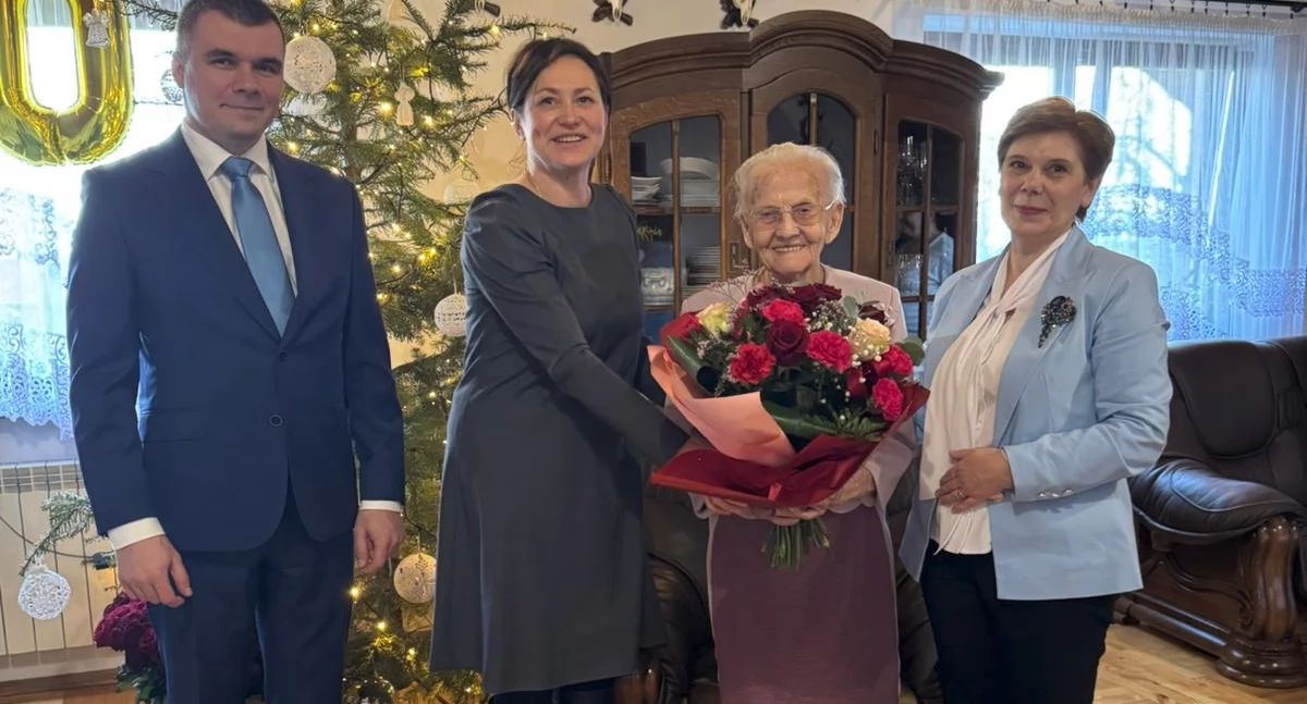 Spotkanie, w którym – oprócz przedstawicieli Urzędu Miasta i Gminy Oleszyce – uczestniczyli również członkowie rodziny jubilatki, było okazją do rozmów i wysłuchania ciekawych i interesujących wspomnień, którymi dzieliła się główna bohaterka uroczystości./ FOT. UG Oleszyce