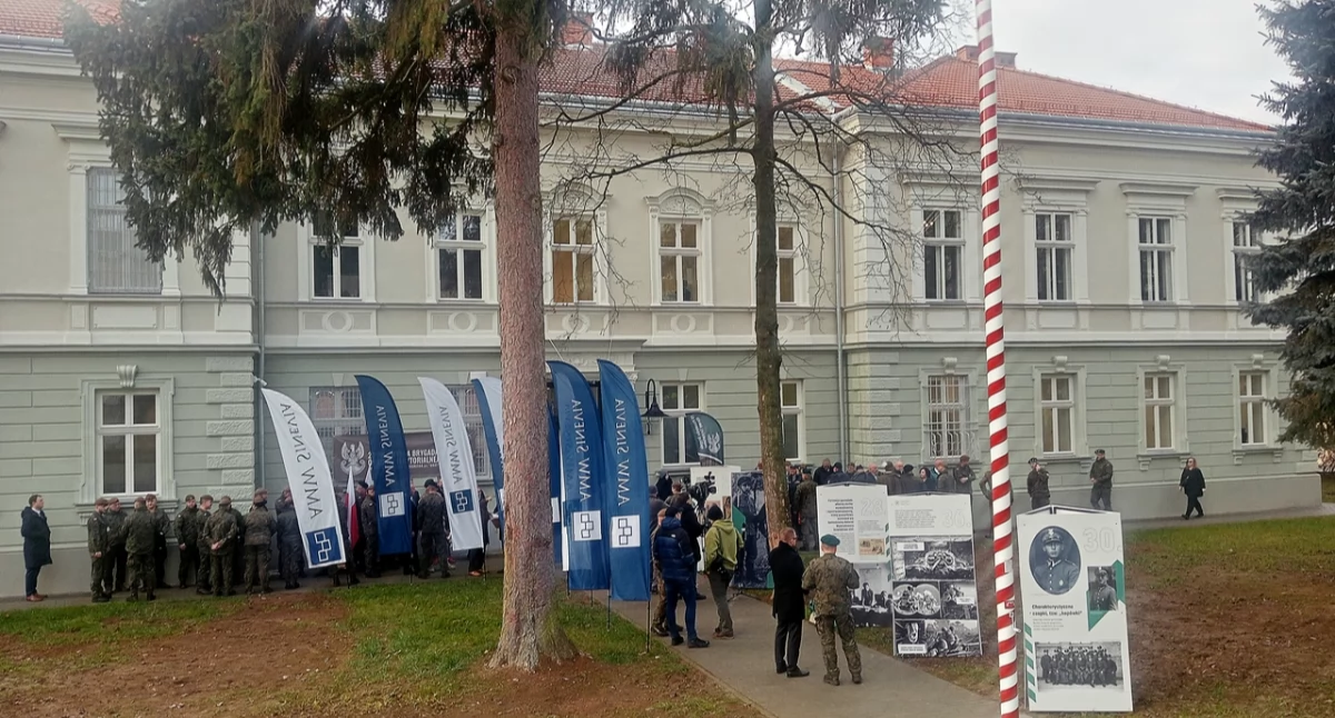 Ten budynek od dzisiaj służy jako siedziba dowództwa i sztabu 20. Przemyskiej BOT. Fot. Mariusz Godos