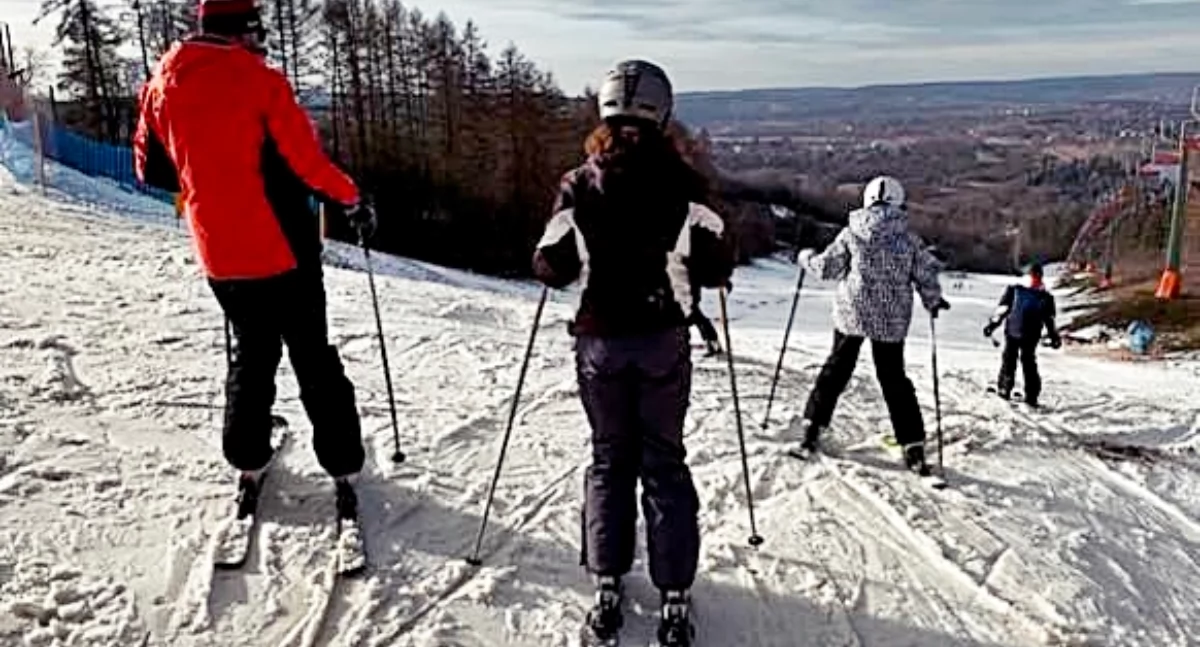 Pierwsi narciarze zjawili się na trasach stoku narciarskiego na przemyskim Zniesieniu tuż po otwarciu. Fot. POSiR 