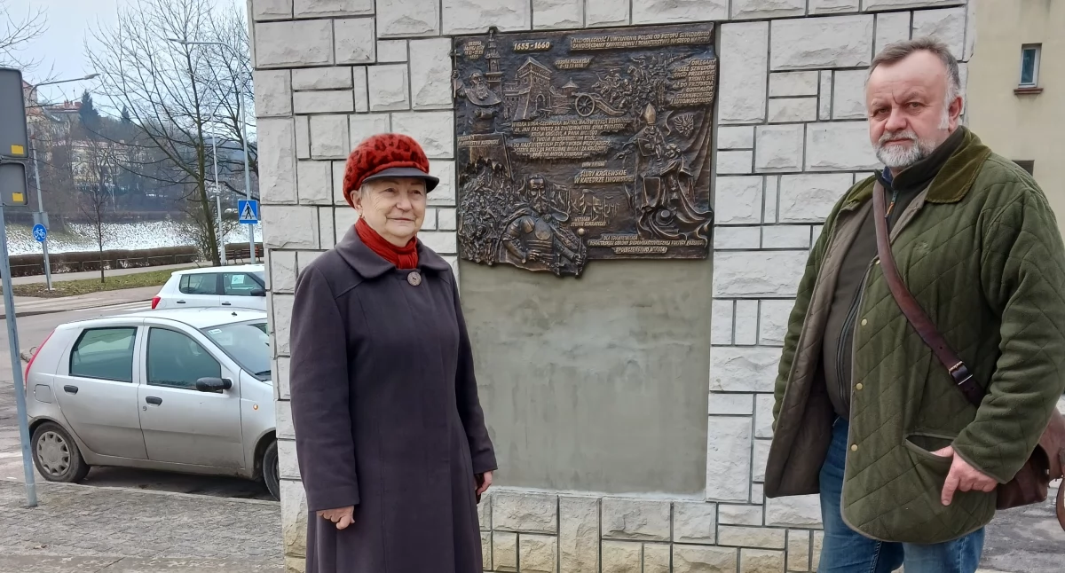 Tablica ku czci o. Makarego zamontowana zostanie w jednej z wnęk muru, otaczającego Pomnik Orląt Przemyskich. Z lewej przewodnicząca Komitetu Upamiętnienia o. Makarego Demeskiego Anna Hayder i wykonawca pamiątkowej tablicy Piotr Zbrożek. Fot. zbiory własne