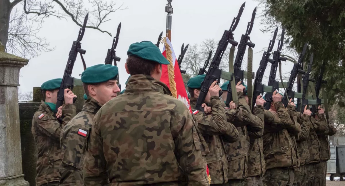 W Jarosławiu ceremonia związana ze 162. rocznicą tego zrywu była niezwykle uroczysta. Doszło do niej na Starym Cmentarzu. Pod tablicą upamiętniającą powstańców oraz bohatera pułkownika Leona Czechowskiego zgromadzeni odśpiewali Mazurka Dąbrowskiego, odmówili modlitwę, wysłuchali apelu pamięci, zaś wojskowa asysta honorowa oddała salwę honorową. Fot. CKiP Jarosław 