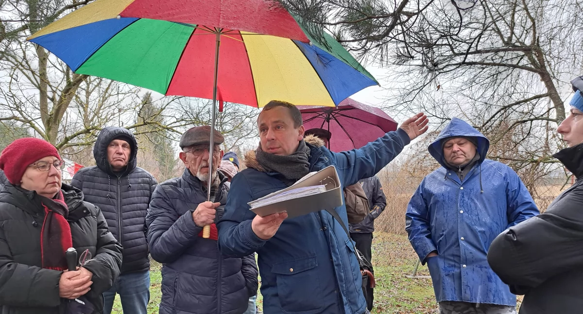 Ostatnia wizja lokalna w przedmiotowej sprawie odbyła się 10 stycznia br. W niektórych momentach emocje brały górę, ale ostatecznie udało się sporządzić protokół i zebrać stanowiska zainteresowanych stron. – Nie bagatelizujmy sytuacji – apelował mieszkaniec Rosłońsiego A. Drozd./ FOT. U. Gielo