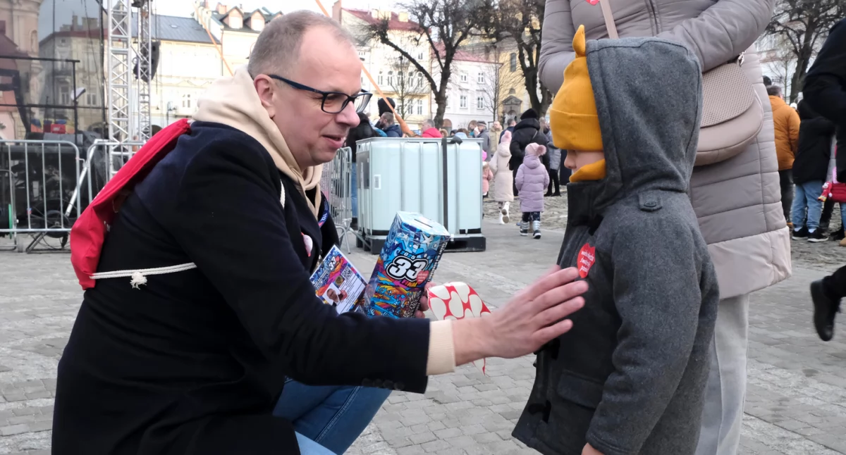 Kwestował też prezydent Wojciech Bakun./Zdjęcia: Jacek Szwic 
