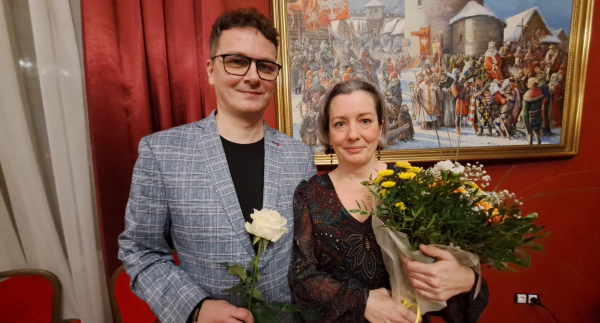 Spotkanie poetyckie, którego głównym bohaterem był Piotr Chuda, pedagog i nauczyciel SOSW nr 1 w Przemyślu, który spełnia się w roli pisarza i poety, poprowadziła Biserka Čejović – recenzentka literatury dziecięcej i nauczycielka w I LO w Przemyślu./ FOT. U. Gielo