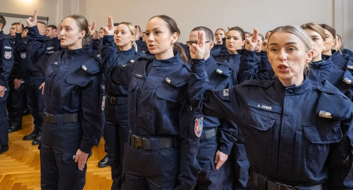 Z roku na rok przybywa podań od chętnych do służby w strukturach podkarpackiej policji. W 2025 planowanych jest 9 terminów przyjęć, najbliższy już w lutym. Słowa policyjnej roty ślubowania po raz pierwszy w tym roku wybrzmiały 8 stycznia, w auli KWP w Rzeszowie. Do służby wstąpiło 58 policjantów, wśród nich 16 kobiet./ FOT. PUW Rzeszów