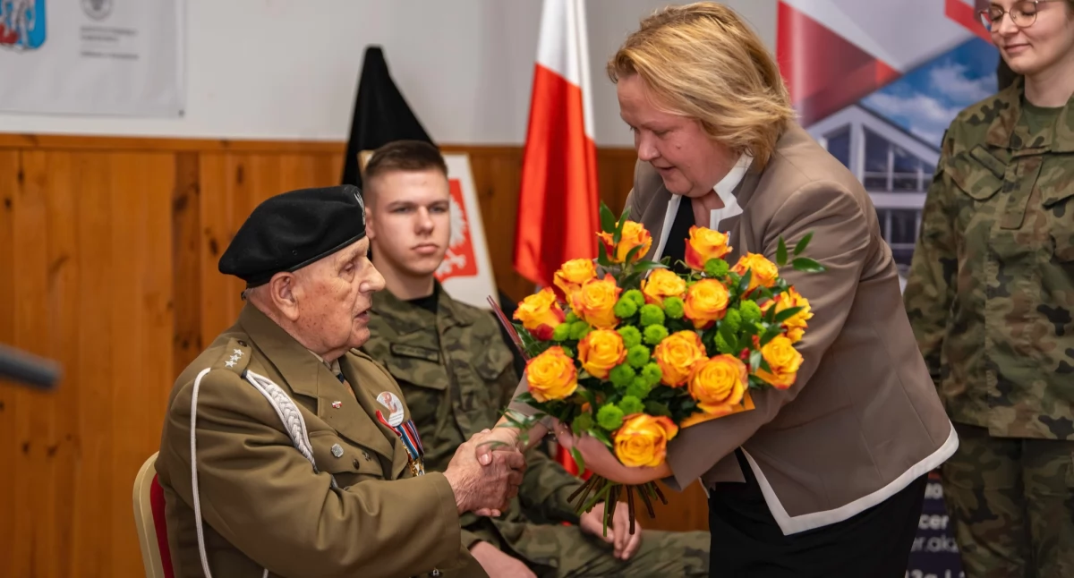 Główny bohater wydarzenia wystąpił w mundurze oficerskim. Tryskał humorem i energią, z ochotą przyjmując życzenia i gratulacje./FOT. UMiG Narol