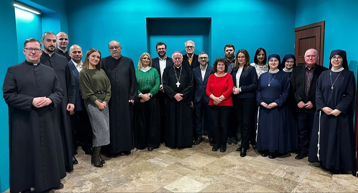 Po zakończonej modlitwie dalsza część spotkania dziennikarzy i rzeczników prasowych miała miejsce w Domu Katolickim ROMA. Tam do pracowników mediów zwrócił się ze słowem abp Adam Szal. Metropolita przemyski zapraszał, by każdy z nich odważnie poszukiwał prawdy i przekazywał ją./Fot. Radio FARA