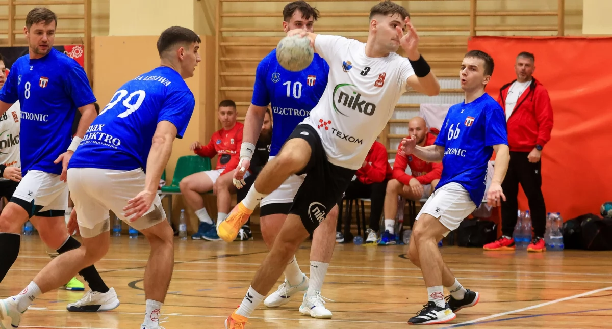 Kacper Kielar rzucił w Zabrzu aż 14 bramek. Ale o sześć więcej zdobył 18-letni Adrian Trójniak. Fot. SRS Przemyśl
