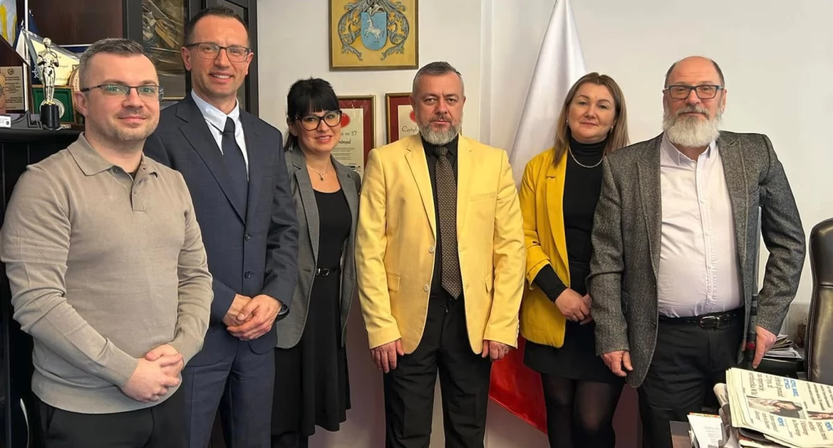 97 procent akcji jest w posiadaniu władz gminy. Spółdzielnię energetyczną „Fredropol” tworzą trzy podmioty: Urząd Gminy Fredropol, Gminna Biblioteka Publiczna we Fredropolu oraz stowarzyszenie mieszkańców tej gminy. Prezesem zarządu spółdzielni został Rafał Orzech (drugi z lewej), fachowiec z branży odnawialnych źródeł energii. Fot. UG Fredropol