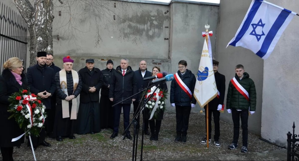 Uroczystości w Przemyślu zorganizowane zostały przez Towarzystwo Przyjaciół Przemyśla i Regionu oraz urząd miejski. Odbyły się 29 stycznia br., tradycyjnie przy tablicy upamiętniającej pomordowanych Żydów z przemyskiego getta przy ulicy Kopernika 14. Fot. UM Przemyśl