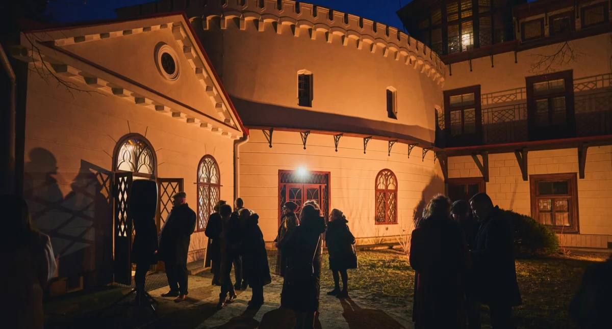 Ceremonia miała bardzo odświętny charakter. Poprzedziło ją spotkanie w zamkowej oranżerii. Kaplicę poświęcił proboszcz parafii pw. Ducha Świętego w Przeworsku ks. prałat Tadeusz Gramatyka. Fot. Muzeum w Przeworsku