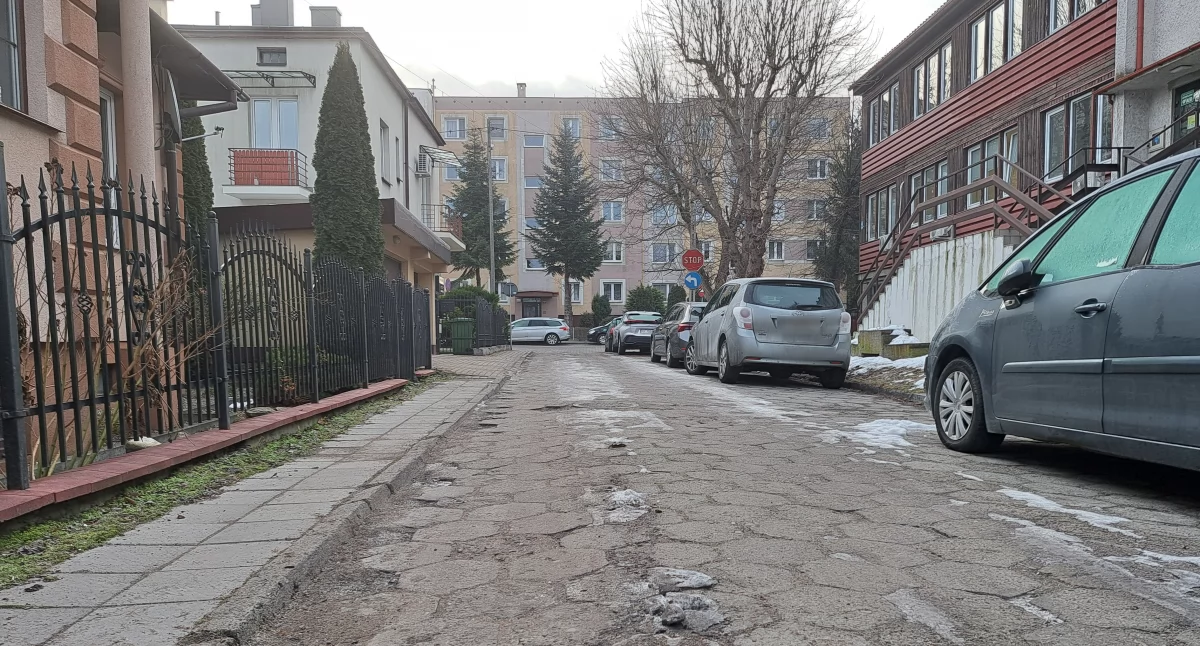 W rejestrze wniosków remontów ulic na bieżący rok, zgłaszanych przez Zarządy Osiedli, mieszkańców i inne jednostki, jest wiele ulic. Znalazła się w nim, jako jedna z wielu, również Zaciszna. Tyle że realne szanse na to, że w tym roku doczeka się generalnej przebudowy, są raczej nikłe. Chyba że radni wygospodarują na ten cel pieniądze w budżecie./ FOT. U. Gielo