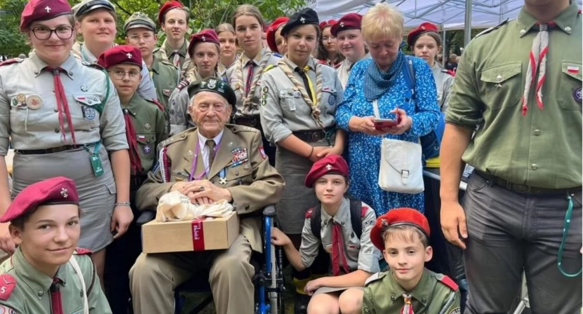 Ppłk Zbigniew Rylski ps. „Brzoza” z sentymentem wraca pamięcią do Jarosławia – miasta swego dzieciństwa. Na zdjęciu z harcerzami Hufca ZHP Jarosław podczas ubiegłorocznego I Zlotu Harcerskiego w Warszawie. / FOT. Hufiec ZHP Jarosław