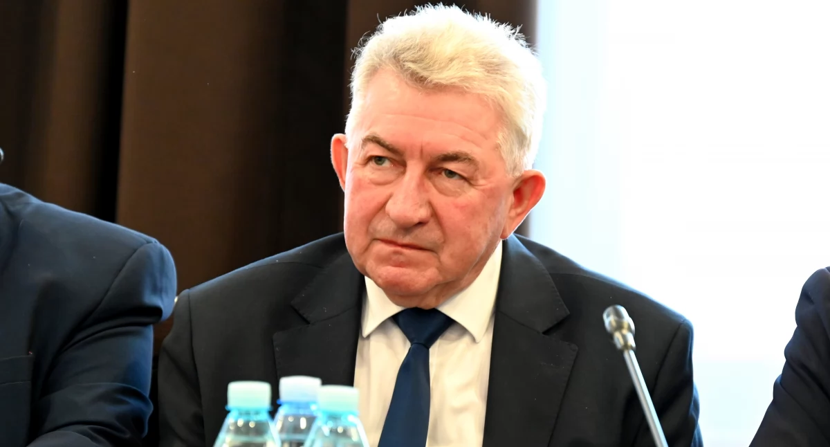 Nowo wybranemu członkowi Zarządu Powiatu Jarosławskiego Wacławowi Szkole złożono gratulacje, życząc owocnej pracy, zaś on sam obiecał swoją wiedzę i doświadczenie wykorzystać na rzecz powiatu./ FOT. Starostwo Powiatowe w Jarosławiu