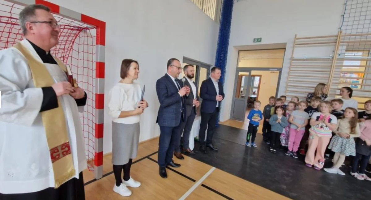 Nowiutka sala gimnastyczna przy Szkole Podstawowej w Buszkowicach nie stoi już pusta. Obiekt uroczyście otwarto i oddano do użytku młodzieży. Wydarzenie zorganizowane zostało z udziałem włodarza gminy Tomasza Szeleszczuka./ FOT. UG Żurawica