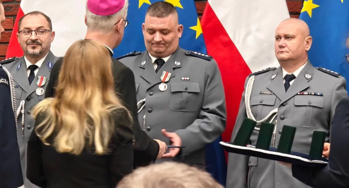 Asp. szt. Wojciech Pelc – na co dzień dyżurny Komendy Miejskiej Policji w Przemyślu – odznaczony został Medalem Błogosławionego ks. Jerzego Popiełuszki przyznawanym osobom duchownym i świeckim, które „na wzór księdza Jerzego służą prawdzie, miłości i przebaczeniu”./ FOT. W. Kulig