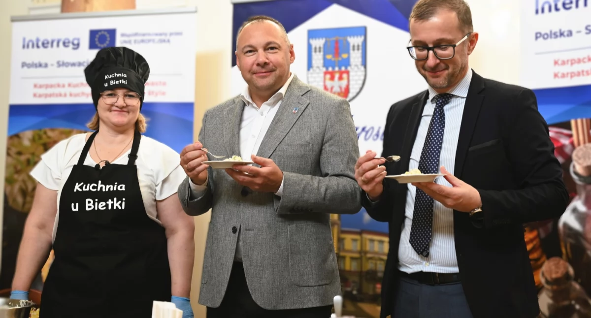 Elżbieta Sobejko od lat z pasją oddaje się gotowaniu i pieczeniu, a pomysłami na ciekawe wariacje kulinarne dzieli się na swoim blogu „Kuchnia u Bietki”. 24 stycznia w Restauracji ADM przygotowała coś dla uczestników kulinarnych warsztatów, dzieląc się pomysłami na proste i smaczne specjały./ FOT. Starostwo Powiatowe w Jarosławiu