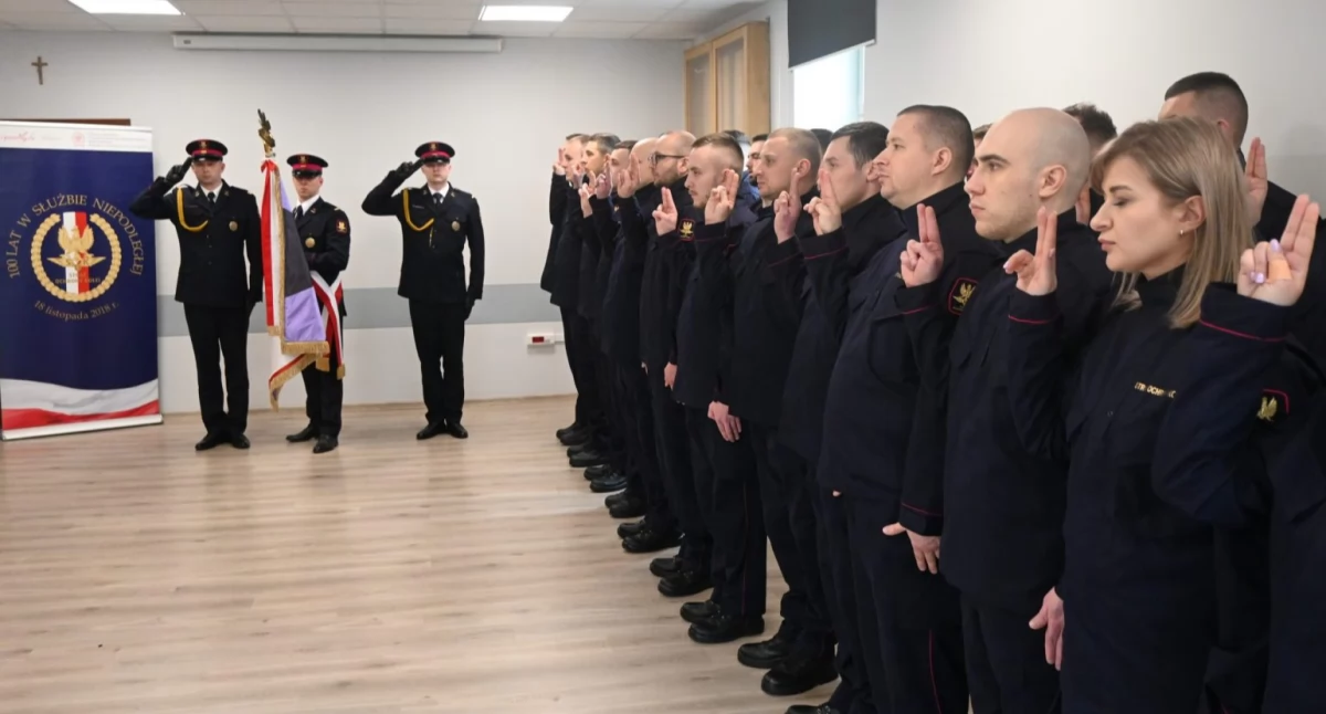 Nowi strażnicy, wypowiadając słowa roty ślubowania, wstąpili w szeregi najstarszej formacji mundurowej, przyrzekając „chronić życie i zdrowie ludzi oraz mienia na obszarze kolejowym, w pociągach i innych pojazdach kolejowych” i „strzec dobrego imienia służby oraz przestrzegać zasad etyki zawodowej”./ FOT. SOK Przemyśl