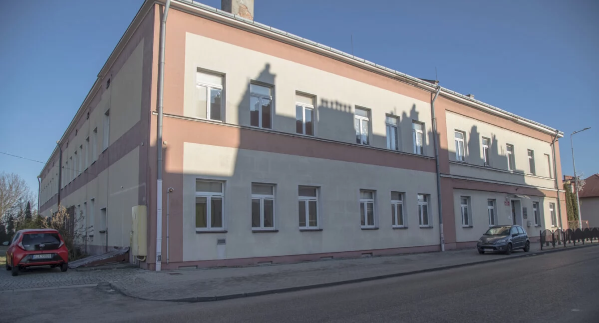 Część budynku dawnej szkoły podstawowej, a jeszcze wcześniej liceum przy ul. Mickiewicza  zostanie wyremontowana i przystosowana na potrzeby maluchów. Żłobek ma być gotowy w drugiej połowie roku 2025./ FOT. UM Radymno